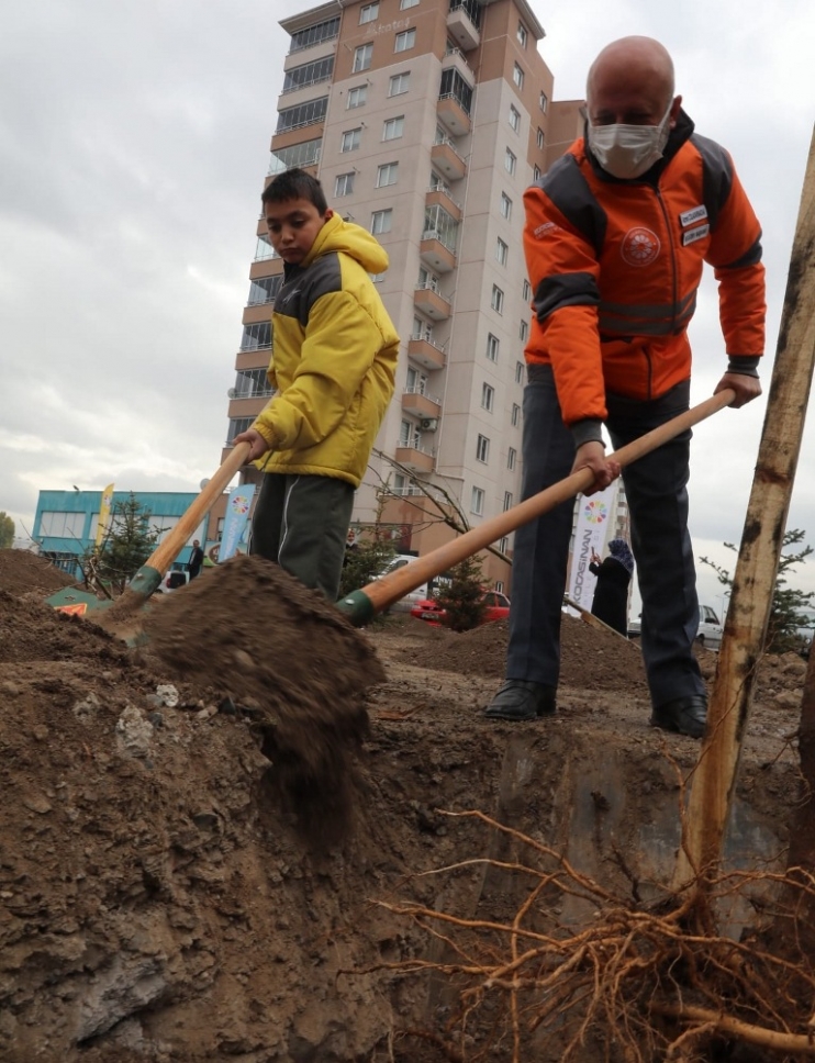 BAŞKAN ÇOLAKBAYRAKDAR, “ÇOCUKLAR İÇİN YENİ YAPILAN BÜTÜN PARKLARDA TOPRAK ALAN YAPIYORUZ”