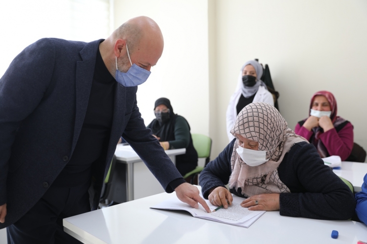 OKUMA YAZMA ÖĞRENEN BÜYÜKLER, MUTLULUĞUNU BAŞKAN ÇOLAKBAYRAKDAR İLE PAYLAŞTI