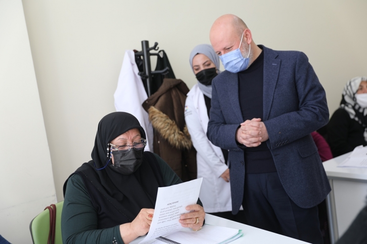 OKUMA YAZMA ÖĞRENEN BÜYÜKLER, MUTLULUĞUNU BAŞKAN ÇOLAKBAYRAKDAR İLE PAYLAŞTI