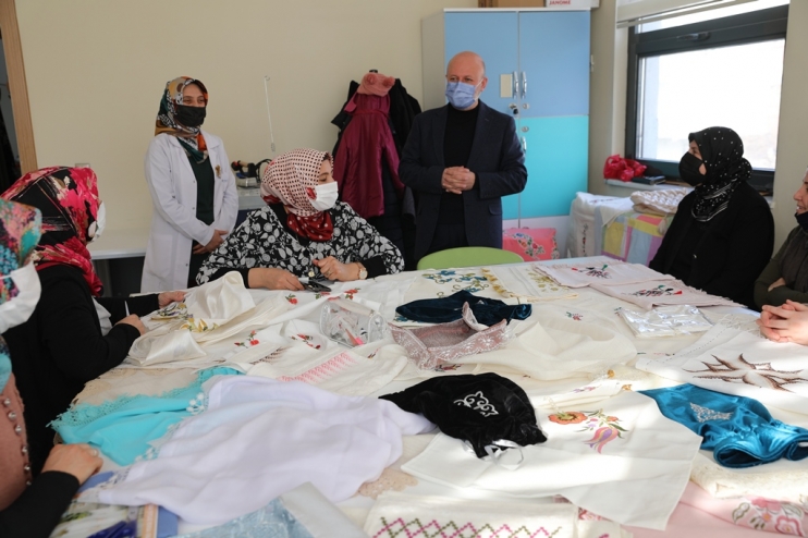 OKUMA YAZMA ÖĞRENEN BÜYÜKLER, MUTLULUĞUNU BAŞKAN ÇOLAKBAYRAKDAR İLE PAYLAŞTI