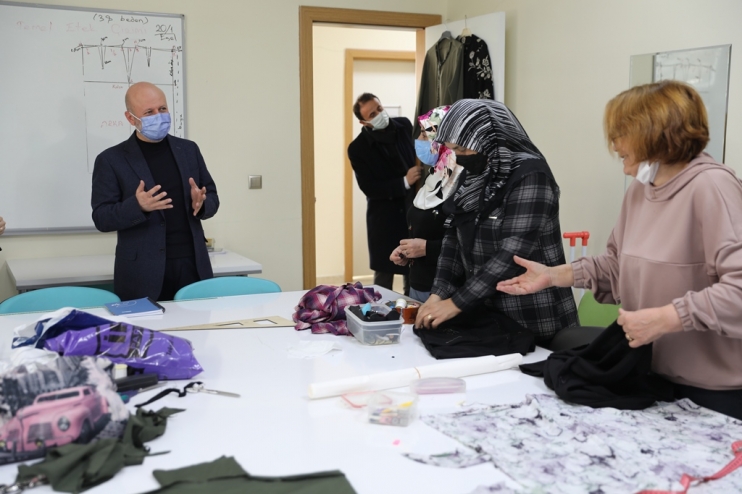 OKUMA YAZMA ÖĞRENEN BÜYÜKLER, MUTLULUĞUNU BAŞKAN ÇOLAKBAYRAKDAR İLE PAYLAŞTI