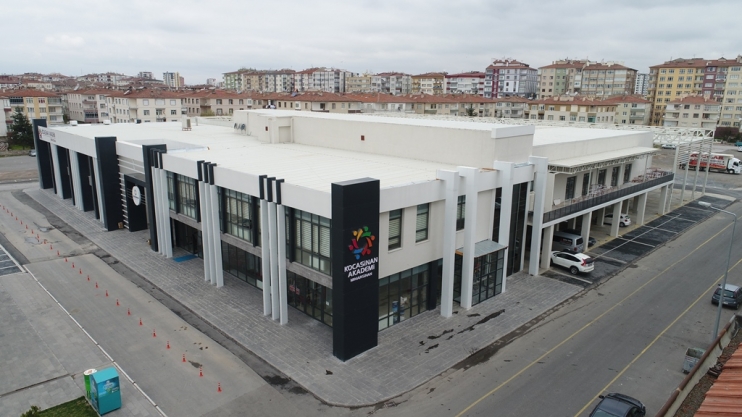 OKUMA YAZMA ÖĞRENEN BÜYÜKLER, MUTLULUĞUNU BAŞKAN ÇOLAKBAYRAKDAR İLE PAYLAŞTI