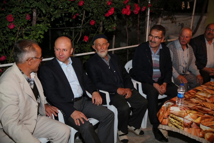 BAŞKAN ÇOLAKBAYRAKDAR HER AKŞAM VATANDAŞLARLA BİR ARADA