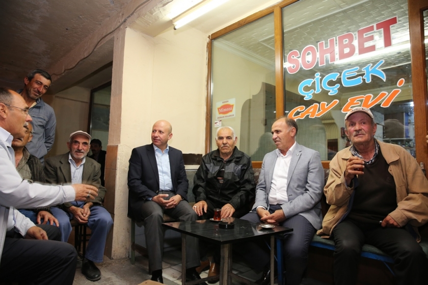 BAŞKAN ÇOLAKBAYRAKDAR HER AKŞAM VATANDAŞLARLA BİR ARADA