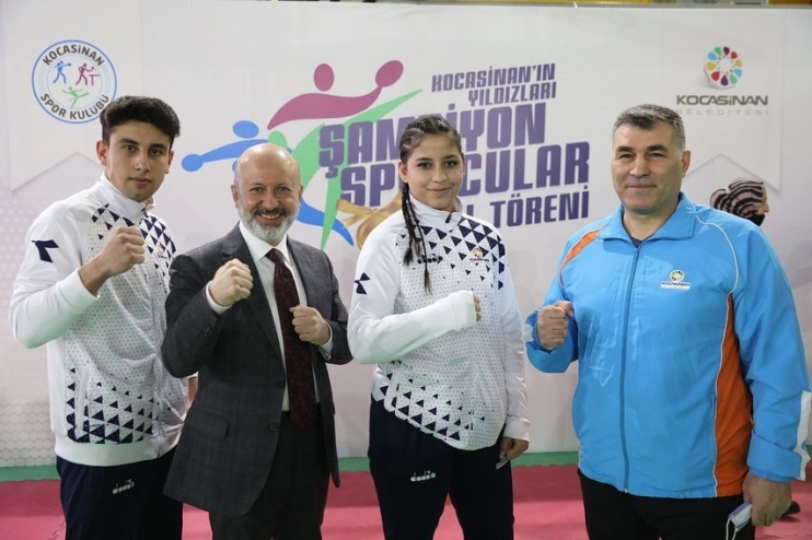 BAŞKAN ÇOLAKBAYRAKDAR’DAN ŞAMPİYON SPORCULARA ÖDÜL