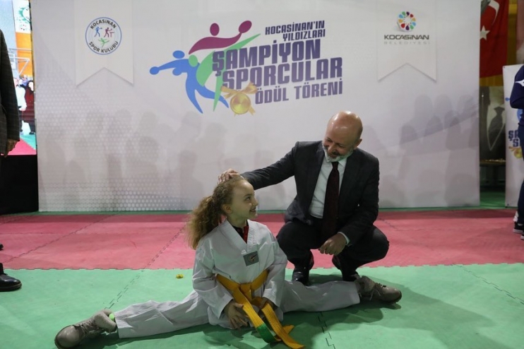 BAŞKAN ÇOLAKBAYRAKDAR’DAN ŞAMPİYON SPORCULARA ÖDÜL