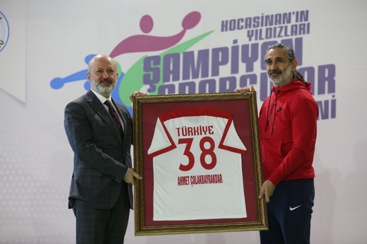 BAŞKAN ÇOLAKBAYRAKDAR’DAN ŞAMPİYON SPORCULARA ÖDÜL