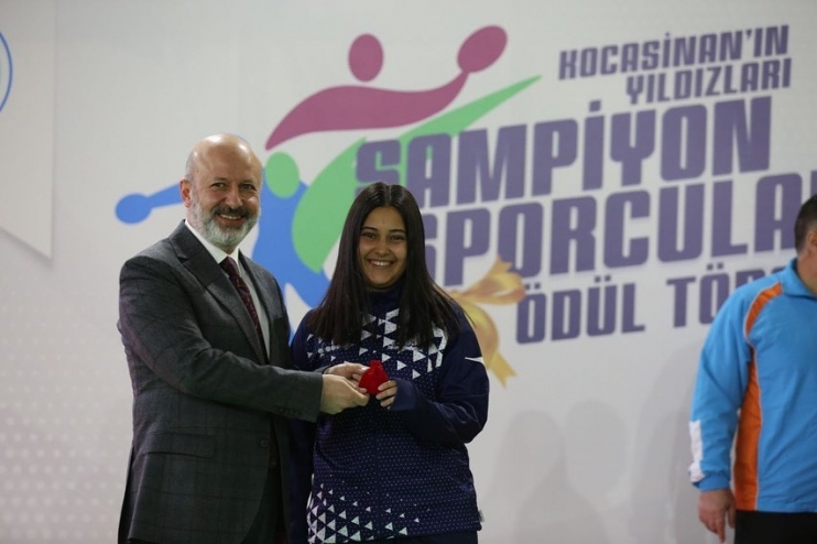 BAŞKAN ÇOLAKBAYRAKDAR’DAN ŞAMPİYON SPORCULARA ÖDÜL