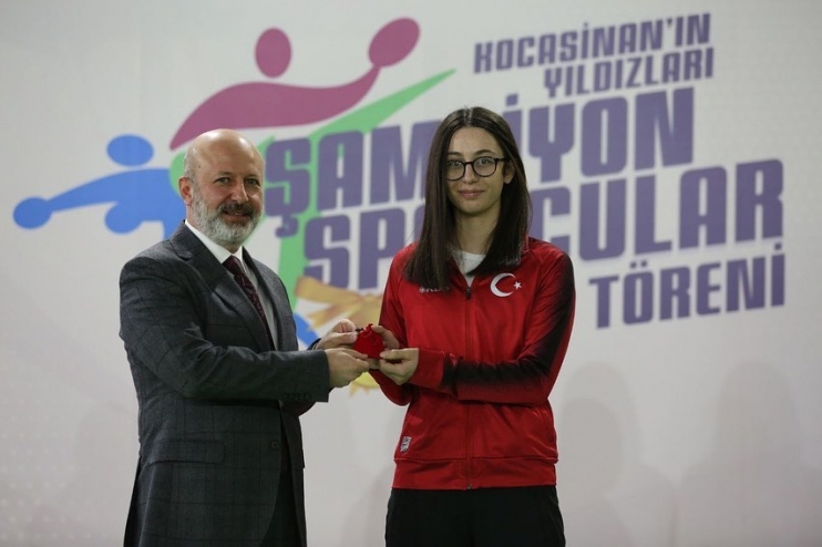 BAŞKAN ÇOLAKBAYRAKDAR’DAN ŞAMPİYON SPORCULARA ÖDÜL