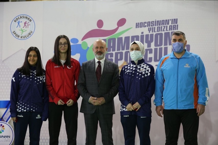 BAŞKAN ÇOLAKBAYRAKDAR’DAN ŞAMPİYON SPORCULARA ÖDÜL