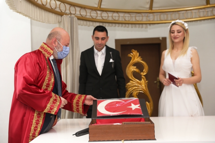 KOCASİNAN’DA BİR GÜNDE 22 ÇİFT MUTLU YUVALARIN TEMELİNİ ATTI