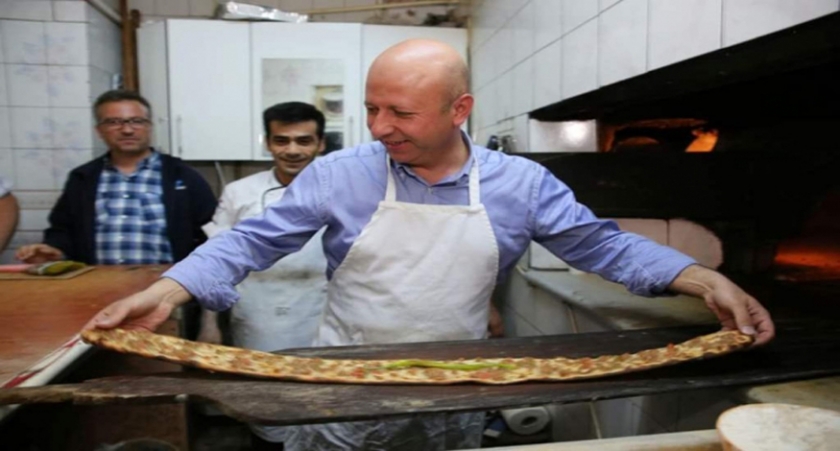FEVZİÇAKMAKLILARIN SAHUR PİDESİNİ ÇOLAKBAYRAKDAR PİŞİRDİ