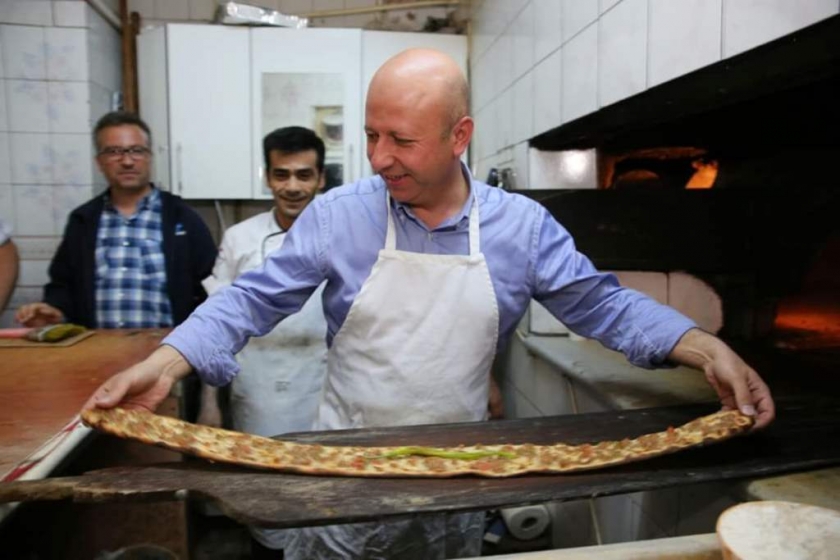 FEVZİÇAKMAKLILARIN SAHUR PİDESİNİ ÇOLAKBAYRAKDAR PİŞİRDİ