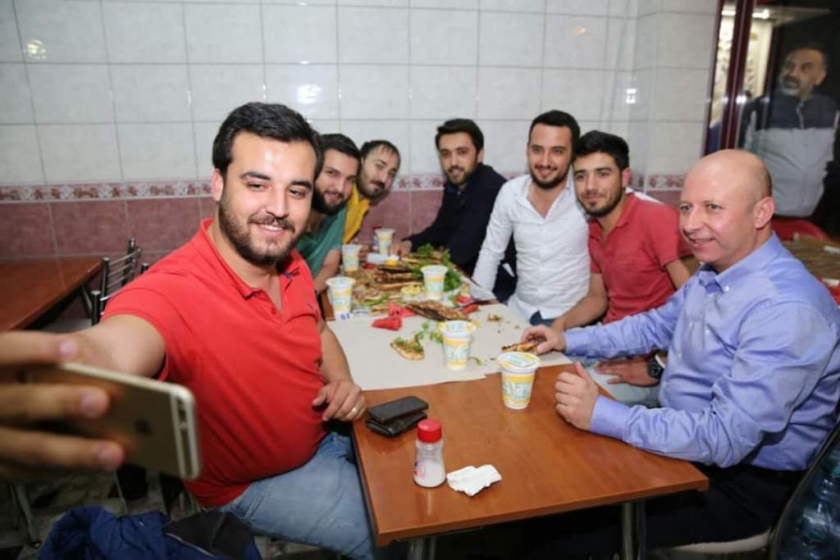 FEVZİÇAKMAKLILARIN SAHUR PİDESİNİ ÇOLAKBAYRAKDAR PİŞİRDİ