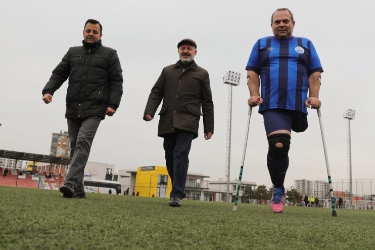 BAŞKAN ÇOLAKBAYRAKDAR, ENGELLERİ FUTBOLLA AŞAN AMPUTE TAKIMININ MAÇINI İZLEDİ