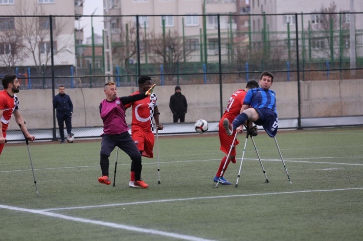 BAŞKAN ÇOLAKBAYRAKDAR, ENGELLERİ FUTBOLLA AŞAN AMPUTE TAKIMININ MAÇINI İZLEDİ
