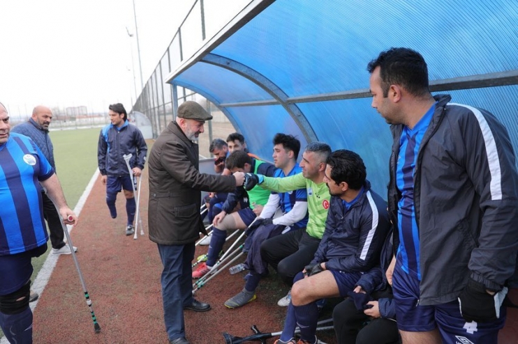 BAŞKAN ÇOLAKBAYRAKDAR, ENGELLERİ FUTBOLLA AŞAN AMPUTE TAKIMININ MAÇINI İZLEDİ