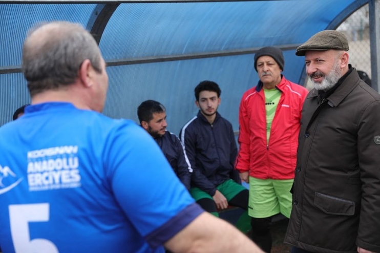 BAŞKAN ÇOLAKBAYRAKDAR, ENGELLERİ FUTBOLLA AŞAN AMPUTE TAKIMININ MAÇINI İZLEDİ