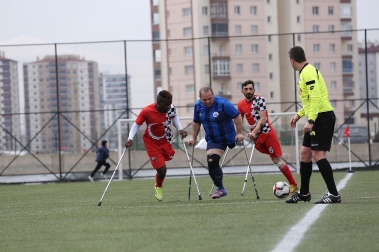 BAŞKAN ÇOLAKBAYRAKDAR, ENGELLERİ FUTBOLLA AŞAN AMPUTE TAKIMININ MAÇINI İZLEDİ