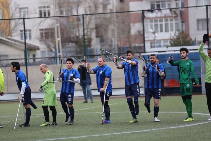 BAŞKAN ÇOLAKBAYRAKDAR, ENGELLERİ FUTBOLLA AŞAN AMPUTE TAKIMININ MAÇINI İZLEDİ