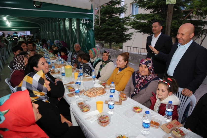 BAŞKAN ÇOLAKBAYRAKDAR, İFTARI ARGINCIK SAKİNLERİYLE AÇTI