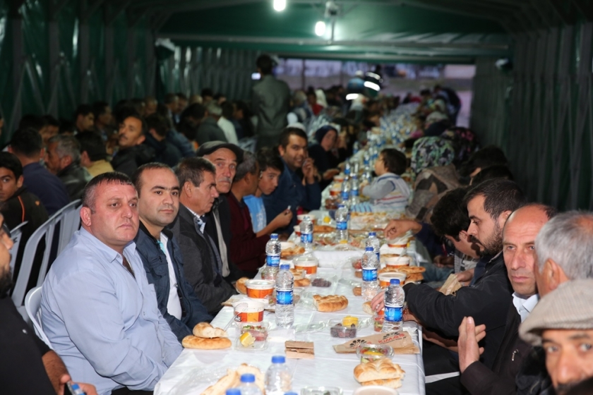 BAŞKAN ÇOLAKBAYRAKDAR, İFTARI ARGINCIK SAKİNLERİYLE AÇTI