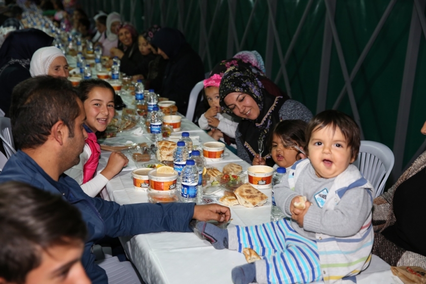BAŞKAN ÇOLAKBAYRAKDAR, İFTARI ARGINCIK SAKİNLERİYLE AÇTI