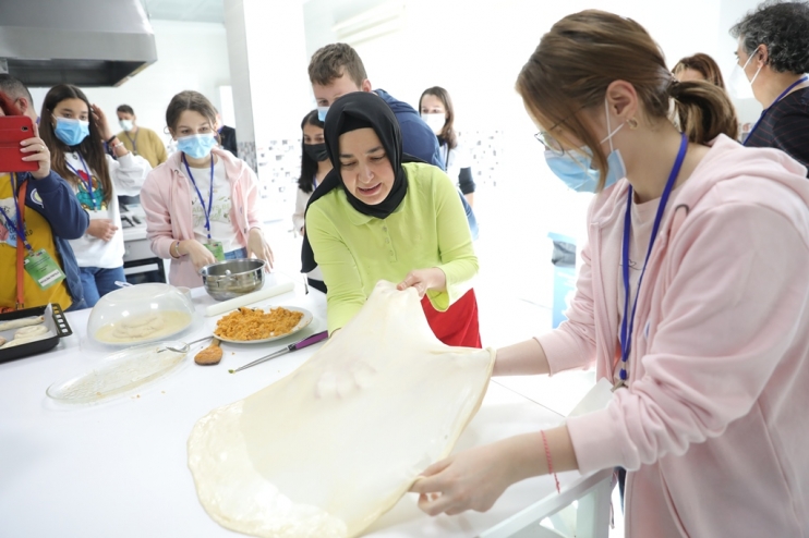 BAŞKAN ÇOLAKBAYRAKDAR, ERASMUS ÖĞRENCİLERİNİ MİSAFİR ETTİ