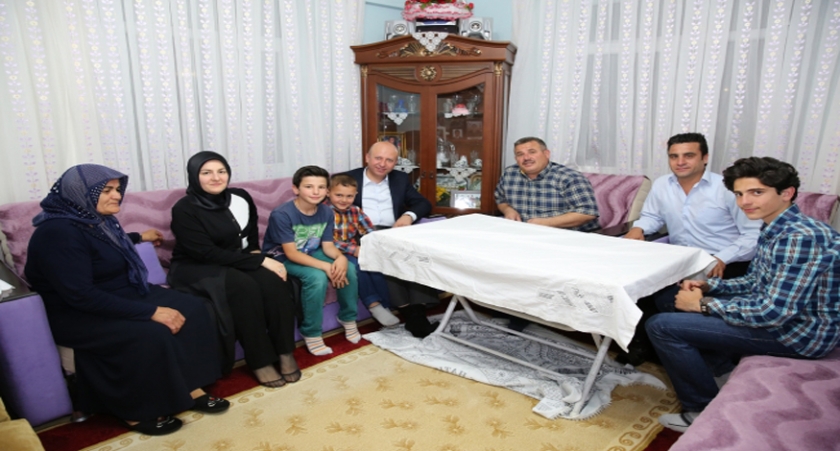 ÇOLAKBAYRAKDAR ÇİFTİ İFTARI ŞEHİT AİLESİYLE AÇTI