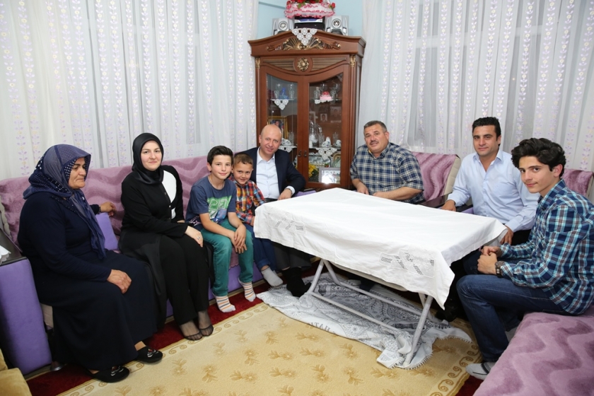 ÇOLAKBAYRAKDAR ÇİFTİ İFTARI ŞEHİT AİLESİYLE AÇTI