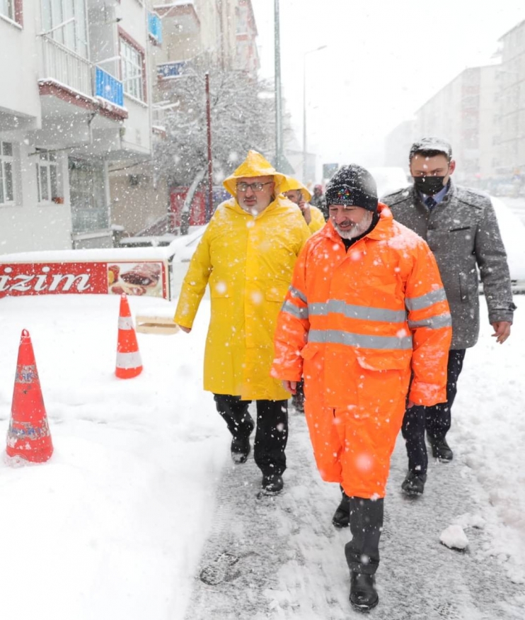 BAŞKAN ÇOLAKBAYRAKDAR, KAR TEMİZLEME ÇALIŞMALARINI İNCELEDİ