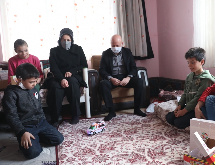 ÇOLAKBAYRAKDAR ÇİFTİ, KOCASİNANLILARIN KANDİLLERİNİ KUTLADI