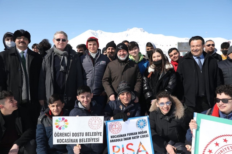 BAŞKAN ÇOLAKBAYRAKDAR’DAN KOCASİNANLI ÖĞRENCİLERE MORAL GEZİSİ