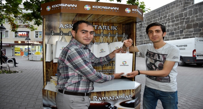 KOCASİNAN’DAN İFTAR VAKTİ YOLDA KALAN VATANDAŞA ‘ASKIDA İFTARLIK’ UYGULAMASI