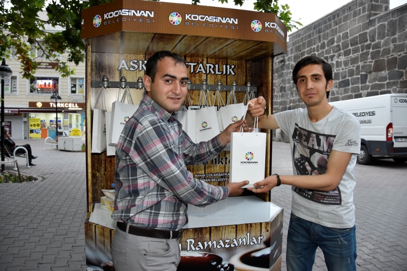 KOCASİNAN’DAN İFTAR VAKTİ YOLDA KALAN VATANDAŞA ‘ASKIDA İFTARLIK’ UYGULAMASI