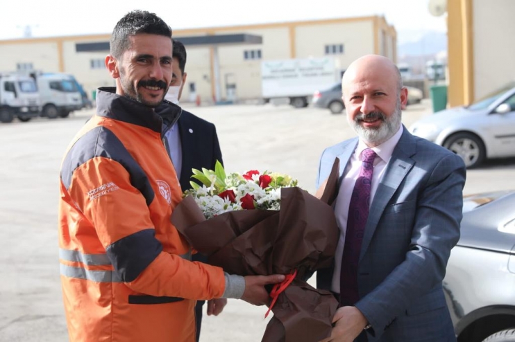 BAŞKAN ÇOLAKBAYRAKDAR, “ÇALIŞANLARIMIZLA ŞEHRİMİZE BÜYÜK HİZMETLER ÜRETİYORUZ”
