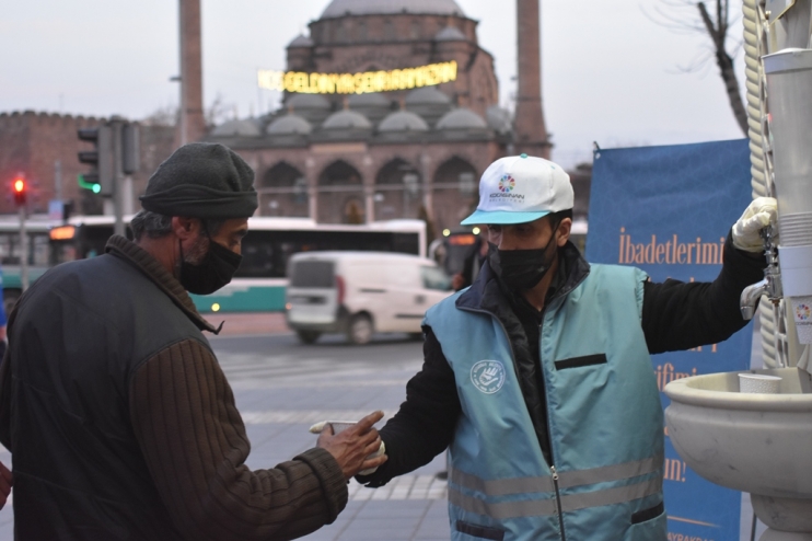KOCASİNAN’DAN İFTAR VAKTİ YOLDA KALAN VATANDAŞA  ‘İKRAM ÇEŞMESİ’ UYGULAMASI