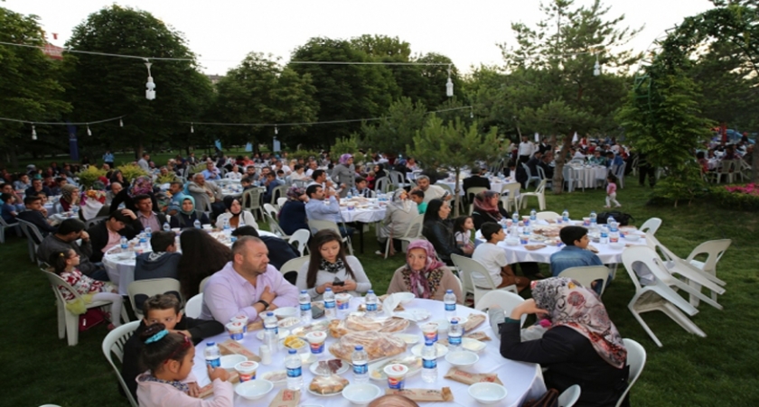 HİZMETTE ÖNCÜ KOCASİNAN BELEDİYESİ’NDEN BİR İLK DAHA BAŞKAN ÇOLAKBAYRAKDAR’DAN İŞÇİLERE BAYRAM MÜJDESİ