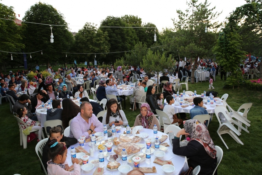 HİZMETTE ÖNCÜ KOCASİNAN BELEDİYESİ’NDEN BİR İLK DAHA BAŞKAN ÇOLAKBAYRAKDAR’DAN İŞÇİLERE BAYRAM MÜJDESİ