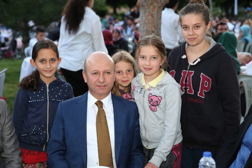 HİZMETTE ÖNCÜ KOCASİNAN BELEDİYESİ’NDEN BİR İLK DAHA BAŞKAN ÇOLAKBAYRAKDAR’DAN İŞÇİLERE BAYRAM MÜJDESİ