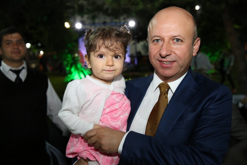 HİZMETTE ÖNCÜ KOCASİNAN BELEDİYESİ’NDEN BİR İLK DAHA BAŞKAN ÇOLAKBAYRAKDAR’DAN İŞÇİLERE BAYRAM MÜJDESİ