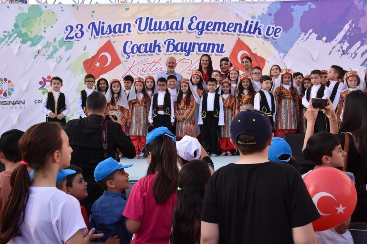 KOCASİNAN BELEDİYESİ’NİN 23 NİSAN KUTLAMASINDA ÇOCUKLAR, DOYASIYA EĞLENDİ