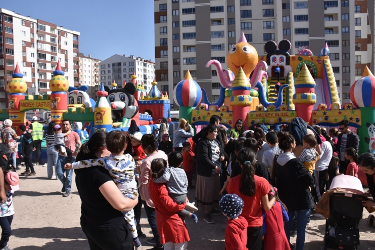 KOCASİNAN BELEDİYESİ’NİN 23 NİSAN KUTLAMASINDA ÇOCUKLAR, DOYASIYA EĞLENDİ