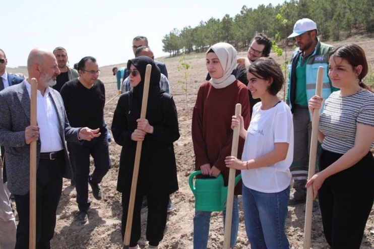 BAŞKAN ÇOLAKBAYRAKDAR, ÜNİVERSİTE ÖĞRENCİLERİYLE VUSLAT ORMANINA FİDAN DİKTİ