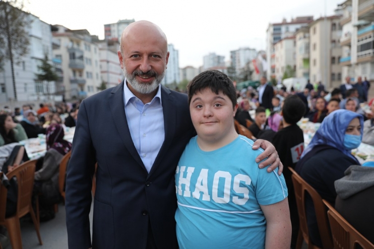 BAŞKAN ÇOLAKBAYRAKDAR, “SOFRALARIMIZ, PAYLAŞTIKÇA BEREKETLENİYOR”
