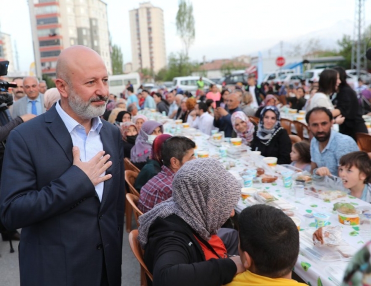 BAŞKAN ÇOLAKBAYRAKDAR, “SOFRALARIMIZ, PAYLAŞTIKÇA BEREKETLENİYOR”
