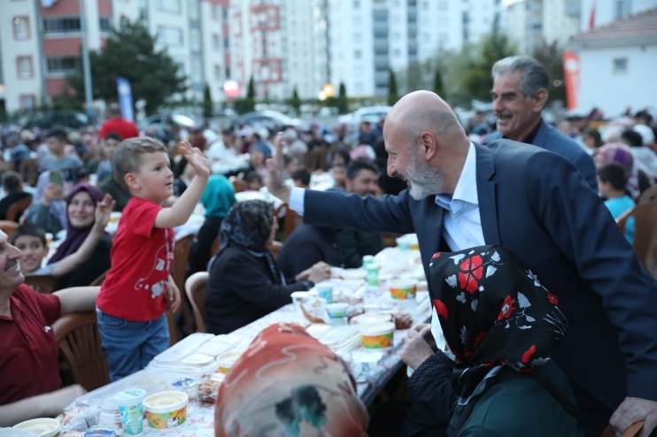 BAŞKAN ÇOLAKBAYRAKDAR, “SOFRALARIMIZ, PAYLAŞTIKÇA BEREKETLENİYOR”