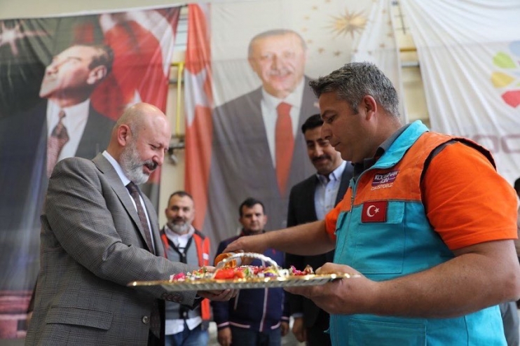 BAŞKAN ÇOLAKBAYRAKDAR, PERSONELİYLE VE VATANDAŞLARLA BAYRAMLAŞTI