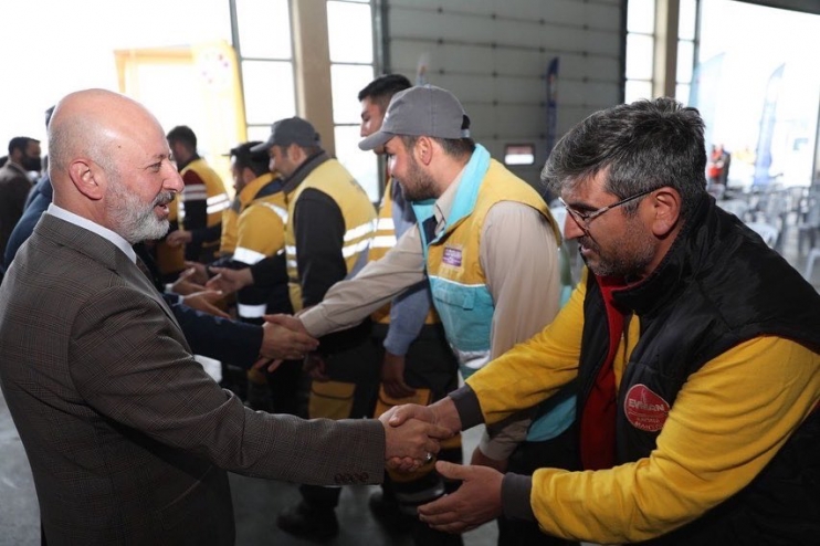 BAŞKAN ÇOLAKBAYRAKDAR, PERSONELİYLE VE VATANDAŞLARLA BAYRAMLAŞTI