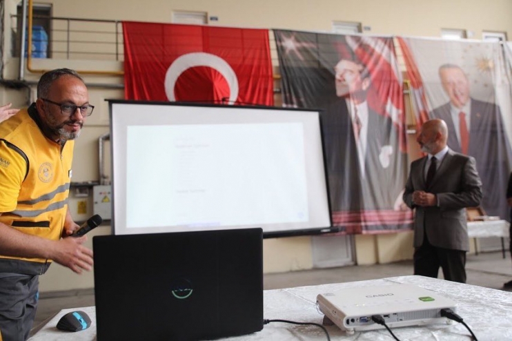 BAŞKAN ÇOLAKBAYRAKDAR, PERSONELİYLE VE VATANDAŞLARLA BAYRAMLAŞTI